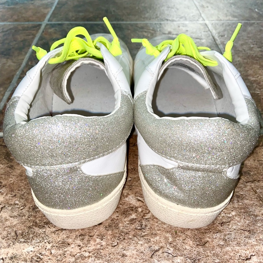 Women’s Madden Girl Linlee Star Shoes - Picture 6 of 6
